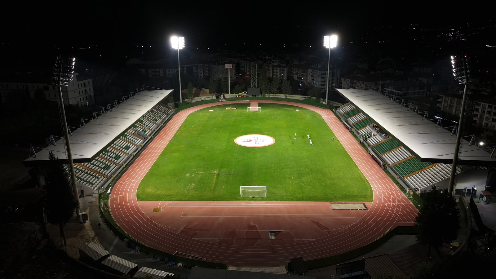 MUĞLA ATATÜRK STADYUMU’NUN YENİLENEN ATLETİZM PİSTİ HALKIN KULLANIMINA AÇILIYOR